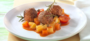 Fleischbällchen mit Rosmarin gebraten in Tomatensugo
