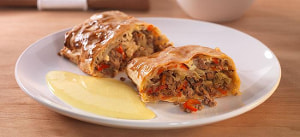 Frischkäsestrudel mit Rindfleisch und Spitzkohl