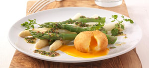 Frittierte Eier mit Spargel in Kräuter-Vinaigrette