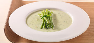 Frühlingskräutersuppe mit grünem Spargel