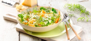 Frühlingsrisotto mit Zuckerschoten und jungen Möhren