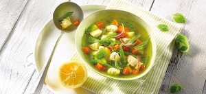 Frühlingssuppe mit Hähnchen, Zuckererbsen und jungen Möhren