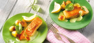 Gebackenes Wildlachsfilet auf Sauerampfersoße mit Bärlauchkartoffeln