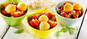 Gebackene Mozzarellakugeln auf Tomatensalat