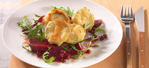 Gebackene Zucchini auf Rote Beete mit Rucola