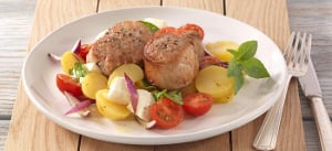 Gebratene Schweinefiletmedaillons mit Kartoffel-Mozzarella-Salat