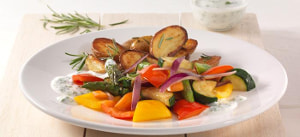 Gebratenes Sommergemüse mit Kräuter-Joghurt-Dip und Rosmarinkartoffeln