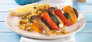 Gebratener Gemüsespieß mit Mandel-Couscous
