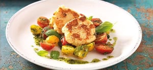 Gebratener Ricotta auf Pesto-Tomatensalat