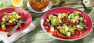 Gebratene Riesenchampignons mit Avocado und Tomatenvinaigrette