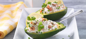 Gefüllte Avocado mit Kräuterfrischkäse und Krabben