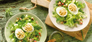 Gefüllte Eier auf Kräutersalat