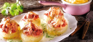 Gefüllte Gemüsezwiebeln mit Apfel-Kartoffelpüree