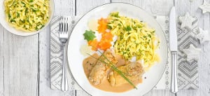 Gefüllte Kalbsröllchen in Frischkäsesoße mit Kräuterspätzle