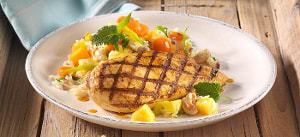 Gegrillte Curry-Hähnchenbrust mit fruchtigem Reissalat