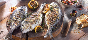 Gegrillte Dorade mit Oliven und Tomaten