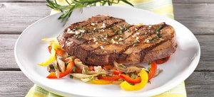 Gegrillte Knoblauch-Koteletts mit Paprika-Pilzsoße