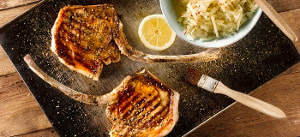 Gegrillte Koteletts mit Apfel-Krautsalat