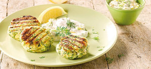 Gegrillte Zucchiniküchle mit Zitronen-Zaziki