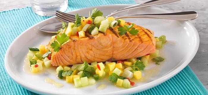 Gegrillter Curry-Lachs mit Mango-Gurken-Salsa | GEFRO