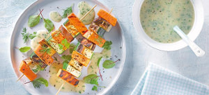 Gegrillter Gemüse-Süßkartoffelspieß mit Kräutersoße