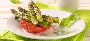 Gegrillter grüner Spargel mit Gorgonzolasoße