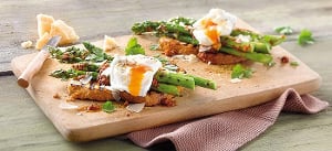 Gegrillter Pesto-Spargel mit pochiertem Ei auf Röstbrot