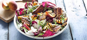 Gegrillter Pfirsichsalat mit Bacon