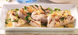 Gegrillter Schwertfisch mit Zitronenmarinade und Gemüsesalat