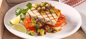 Gegrillter Tofu auf Tomatensalat mit Avocado-Bohnen-Relish