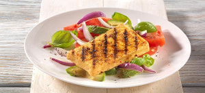 Gegrillter Tofu auf Avocado-Tomatensalat