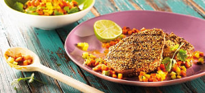 Gegrilltes Thunfischsteak mit Papaya-Gurken-Relish