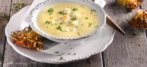 Gemüsecremesuppe mit Pastinaken und überbackenem Zwiebelbrot