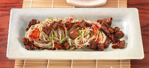 Geröstetes Schweinefleisch mit Sesamnudeln