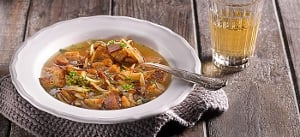 Geschmolzene Brotsuppe mit Röstzwiebeln