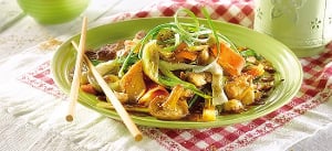 Gewokte Pilze mit Frühlingslauch und jungen Karotten