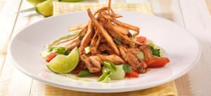 Gewürzhähnchen auf gebratenen Tomaten mit Avocadodressing
