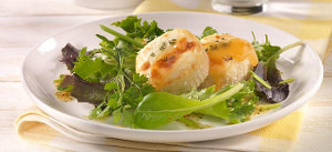 Gratinierter Ziegenkäse mit Honig auf Kräutersalat