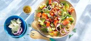 Griechischer Salat mit viel Dill und Tomatendressing