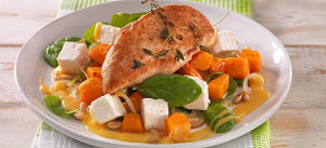 Hähnchenbrust auf warmem Kürbissalat mit Spinat und Feta