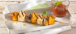 Halloumi-Kartoffelspieß mit scharfem Tomatendip