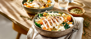 Hähnchenbrust auf warmem Kürbissalat mit Spinat und Feta