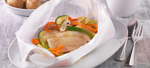 Heilbuttfilet und Gemüse im Papier gegart