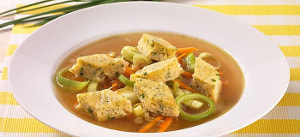 Herzhafte Brühe mit Kräuterbiskuit