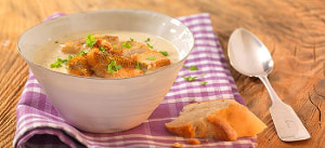 Herzhafte Kartoffelsuppe mit gebratenem Zanderfilet