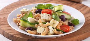 Hörnlisalat mit Zucchini und Mozzarella