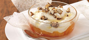 Honigquark mit gebrannten Mandeln und Vanille-Orangenragout