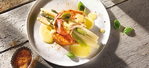 Italian-Toast mit Spargel, Hollandaise und Parmaschinken