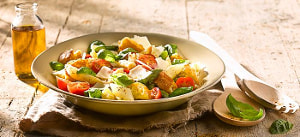 Italienischer Brotsalat mit Spargel und Mozzarella