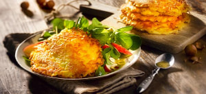 Käse-Knusperrösti mit Apfel-Feldsalat